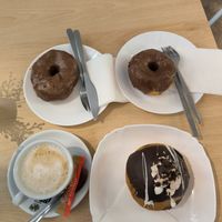Donuts, café y bollo relleno at Vegan Bombon in Alicante