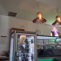 Decor and frozen cakes at Vegan Bombon in Alicante
