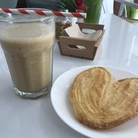 apple pie drink(not recommended) and a cookie at Vegan Bombon in Alicante