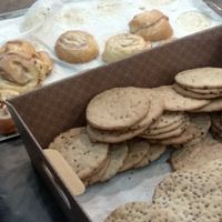 Rollitos de canela y galletas at Vegan Bombon in Alicante