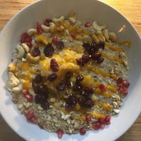 Hot Hafer Porridge mit Datteln, Leinsamen und Apfelkompott at Mana - Schöneberg in Berlin