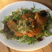 Lax Brot mit marinierter roter Beete, Frischkäse, Karottenlachs und Haselnussbröseln at Mana - Schöneberg in Berlin