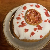 Dona de guayaba y fruta de la pasión! Una explosión de sabor 💥 at Bite Me Cafe in Madrid