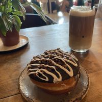 Pistachio Latte con halo de chocolate y plátano   at Bite Me Cafe in Madrid