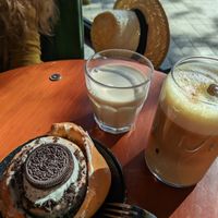 "Donut" (eher Torte 🍰) und Iced Pistazienlatte (und ne kleine Hafermilch) at Bite Me Cafe in Madrid