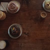 Roll de cabela, donut de Limón e donut de chocolate e pistacho at Bite Me Cafe in Madrid