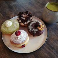 donuts y matcha latte at Bite Me Cafe in Madrid