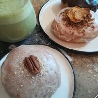 donut y ice matcha latte at Bite Me Cafe in Madrid