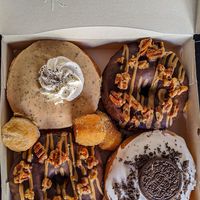 A box of "Yes, please!" 🌱🍩🍩🍩🍩🌱😍 at Bite Me Cafe in Madrid