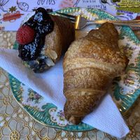 Veganer Muffin und veganes Croissant   at De Laatste Kruimel - Langebrugsteeg in Amsterdam