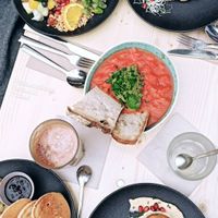 Veganes Frühstück mit Süßkartoffel-Hummus Sandwich, Bananenpancakes und Skakshuka. at Paledo in Hamburg