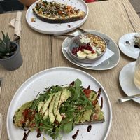 Hummus toast, avocado toast and small smoothiebowl to share😄(all vegan) at Paledo in Hamburg