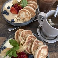 Porridge Bowl mit extra Pancakes als Topping, vegane heiße Schoki und Tee  at Paledo in Hamburg