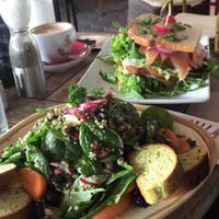 Spinat-Quinoa-Salat mit Macadamia Nüssen, Aprikosen und Heidelbeeren, dazu selbstgebackenes Bärlauchbrot (vegan) at Pferdestall in Borkum