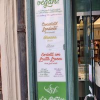 Vegan ice cream at La Bottega del Gelato in Pisa