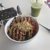 buddha bowel w/ ‘tuna’ and apple zinger juice at Vegetalien in Beacon