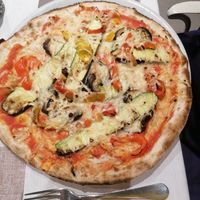 Pizza vegetale con verdure e mozzarella veg at Al Bivio degli Artisti in Martellago