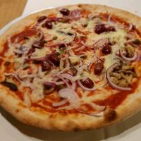 Pizza "Terra con funghi shitake, capperi, olive nere, cipolla di Tropea e formaggio vegan at Al Bivio degli Artisti in Martellago