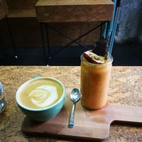 Almond latte and smoothie with apricot, pineapple and passion fruit at VanFruct Campineanu in Bucharest