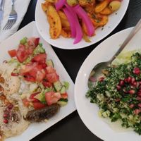 Zestaw ekskluzywny, ostre ziemniaki i tabuleh at Niedaleko Damaszku in Warsaw