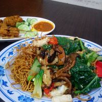 Crispy noodles and satay side dish at Yi Xin Vegetarian 一心素食 in Central Singapore