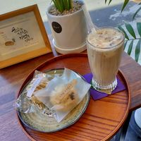 Iced vanilla latte, vanilla scone and a chocolate chip cookie at Oktoga - 옥토가 in Busan