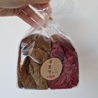 Assortiments of 4 different sliced breads made of rice at Oktoga - 옥토가 in Busan