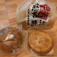 White loaf, multi grain bun and apple pie at Han Ji Pang  in Tainan