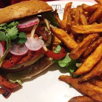 vegan burger and sweet potato fried at HD Diner in Levallois-perret