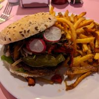 Last vegan w/fries (forgot to specify salad) at HD Diner in Levallois-perret
