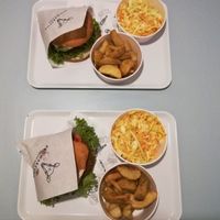 Очень большие порции! И вкусно  at Krowarzywa in Wroclaw