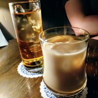 White Russian with almond milk and Peach Schnapps & oolong at hallogallo in Tokyo