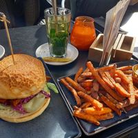 Seitan ribs en zoete aardappel friet at Backstage Vegan Kitchen in Rotterdam