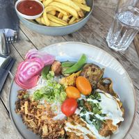 Big fries with extra ketchup, Indonesische Rendang without coriander   at Backstage Vegan Kitchen in Rotterdam