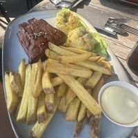 175g of juicy ribs with fries and potato saladd  at Backstage Vegan Kitchen in Rotterdam