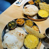 Thalis: vient avec riz, Dahl, naan, légumes et choix de deux minis repas à la carte. Ça nous permet de goûter à un peut de tout at Hindusthali in Montreal