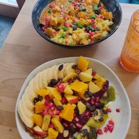 Yogurt bowl and seasonal budah bowl at Life Bar in Leuven