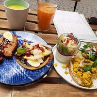 Breakfast XL, turmeric latte, supercharge juice at Life Bar in Leuven