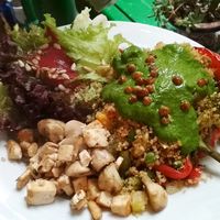 Menú jardinero con quinua y vegetales salteados, salsa pesto (yummy), tofu y champiñones.  at Casa Herbolario in Bogota