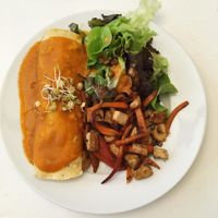 Menú mexicano con enchiladas y salteado de pimentón y tofu  at Casa Herbolario in Bogota