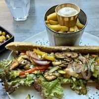 Broodje teriyaki met friet en sla  at Happerij Tapperij de Expeditie in Deventer