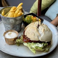 Bietenburger met friet en sla  at Happerij Tapperij de Expeditie in Deventer