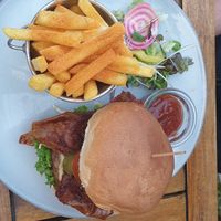 Burger "Bastard" at Fryends in Brno