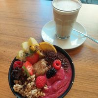 Cherry peanut bowl and chai tea latte at Wagners Juicery & Health Food in Munich