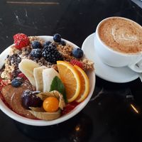 Cherry bowl with chai at Wagners Juicery & Health Food in Munich