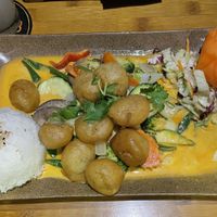 Com Gà Curry, fried vegan chicken balls with veggies, mango sauce and rice  at Mom's Creation - Alt Treptow in Berlin