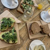 Sandwich con aguacate, rucola y olivas (normalmente contiene tambien feta)  at Cafe ArtySana in Valencia