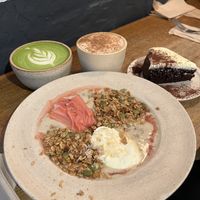Vegan porridge + oat milk matcha latte (+ non veg chai latte & non veg cake)  at 26 Grains in London