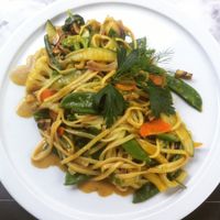 Noodles with vegetable wok and curry sauce at d'Afspraak in Mechelen