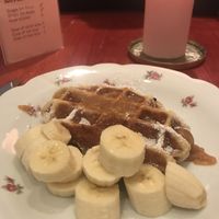 Vegan waffles with salted caramel and banana at Charlotte's by De Brugsche Tafel in Bruges